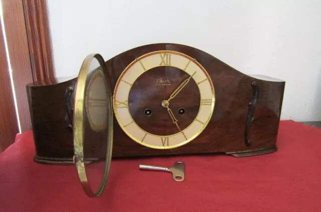 Reloj de chimenea de cuerda mecánico de mesa alemán antiguo da sus campanadas