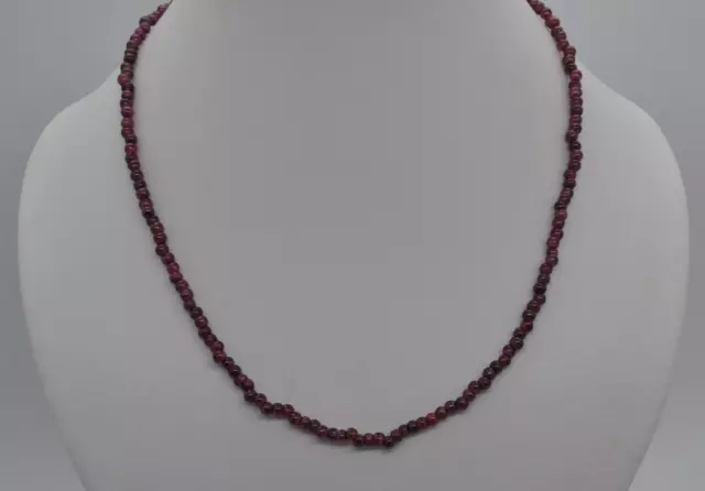 Halskette mit Granat Steinen