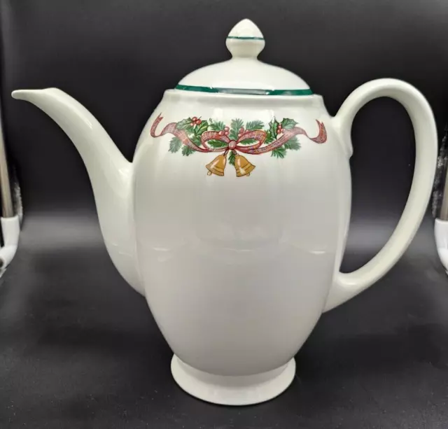 Johnson Brothers Victorian Christmas Coffee Pot w/ lid 8.5" tall Made in England