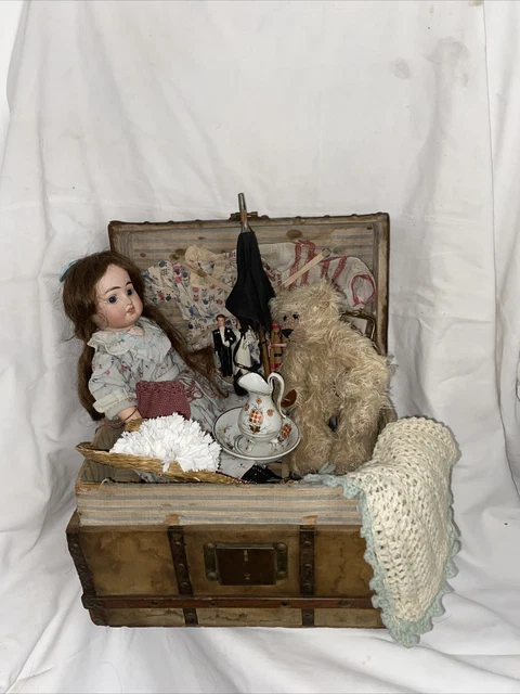 Poupee ancienne dans son coffret