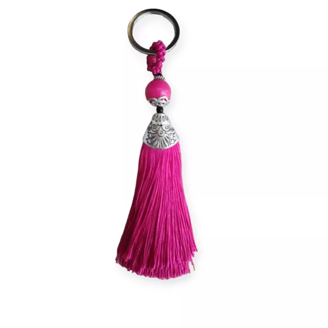 llavero Rosa Fucsia Boho Chic Con Adorno Plateado Envejecido Y Borla De Hilo