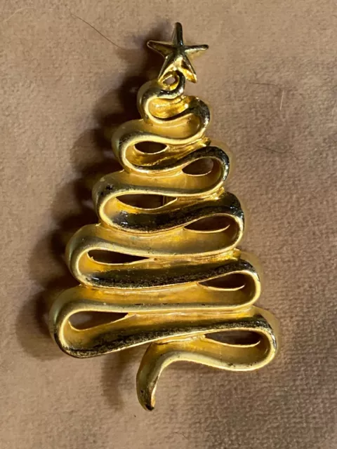 VINTAGE SIGNED DANECRAFT GOLD TONE RIBBON HOLIDAY CHRISTMAS TREE Pin Brooch 2"