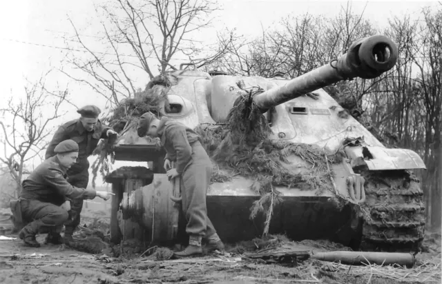 WORLD WAR TWO WW2 WWII Photo Brits Inspect German Jagdpanther Knocked ...