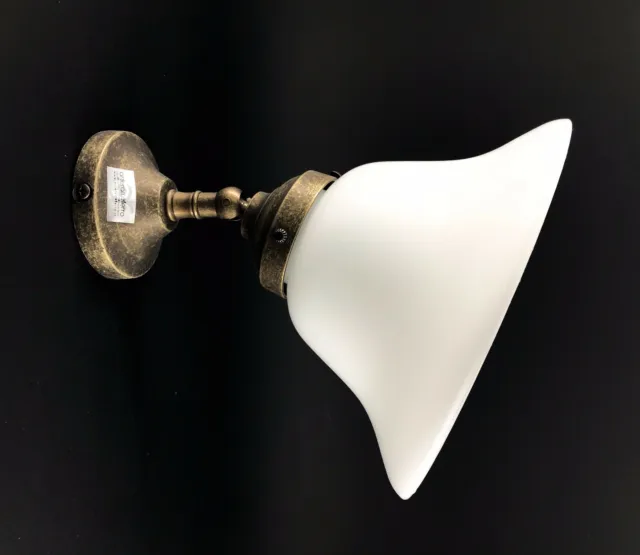 Applique lampada in ottone con vetro opalescente bianco arred illuminazione casa