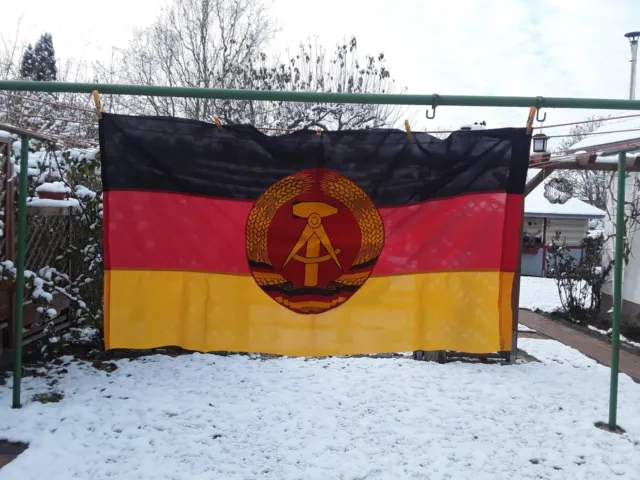 Original DDR Fahne Flagge Hammer,Zirkel und Ehrenkranz 70cmx120cm.Dederon