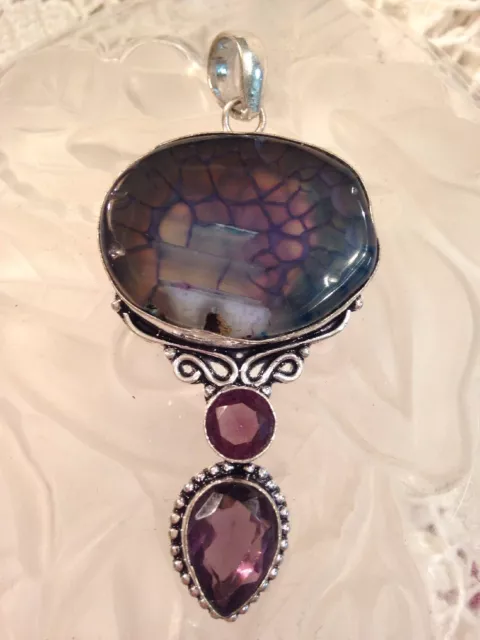 Agate veineuse de dragon violet et pierres précieuses amithyste à facettes dans plaque S. S., 3" 3