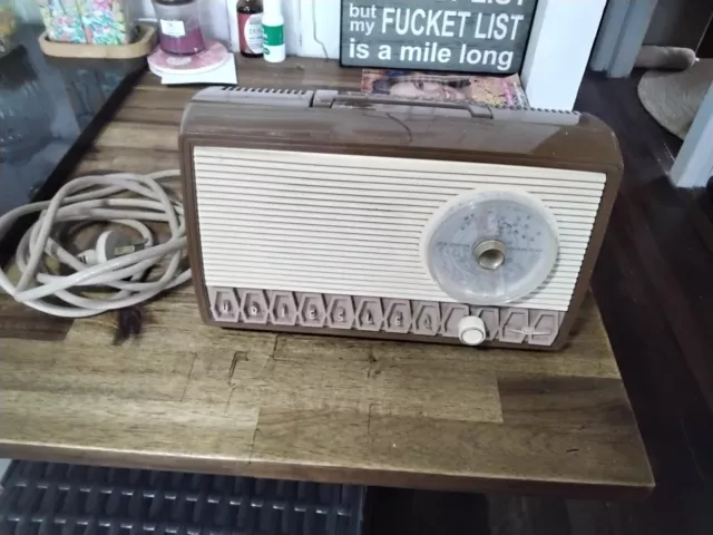 Vintage    KRIESLER  RADIO     WORKING    IN VGC