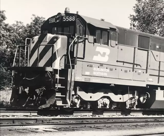 Burlington Northern Railroad BN #5588 C30-7 Locomotive Train Photo Pittsburg KS