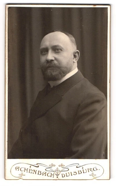 Fotografie M. Achenbach, Duisburg, Sonnenwall 24, Elegant gekleideter Herr mit