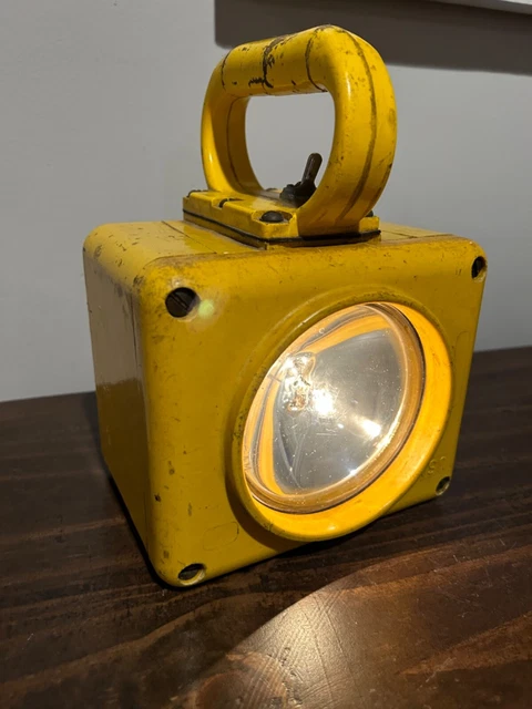 WW11 US NAVY BATTLE LANTERN/TORCH SHIP DECK "WORKS" diving flashlight,heavy
