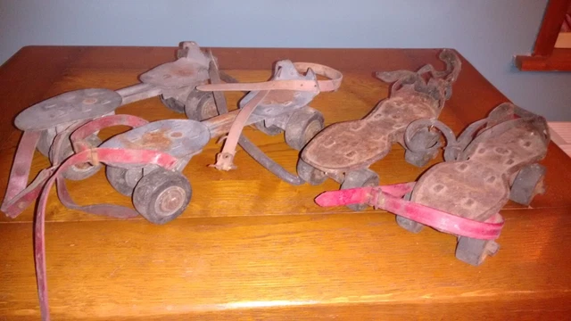 Lot De 2 Paires De Patins à Roulettes Quad Anciens - Jouet Vintage