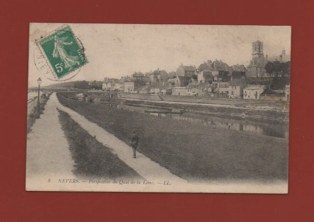 NEVERS - Perspective du quai de la Loire