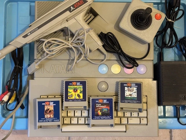 Atari XE + accessoires + 1 jeu - Consoles