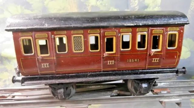 um 1930: alter MÄRKLIN III. Klasse Personenwagen 18641, Blech; Spur 1