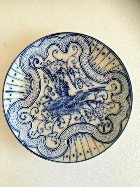 assiette décorative en céramique décor d'oiseau gris bleu signé A  à identifier