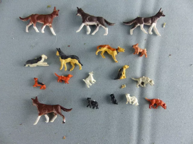 Lot de 17 figurines personnages Ho 1/87 chiens charts RARE animaux  DIORAMA 96