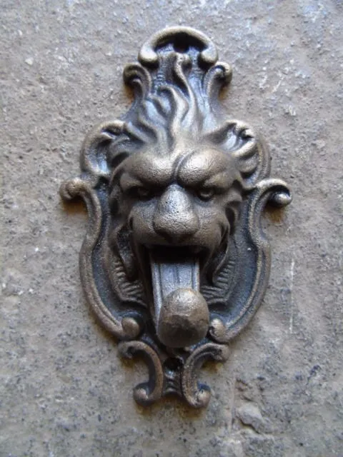 HEURTOIR lion EN FONTE patinée bronze,sonnette , frappe porte  nouveau !!!