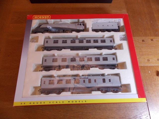 HORNBY R2445 SILVER JUBILEE TRAIN SET c/w LNER A4 CLASS SILVER LOCO + 3 ...
