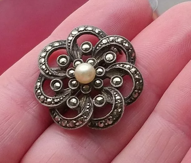 Ancienne Broche Ajouré En Argent Forme De Fleur Marcassites Et Perle