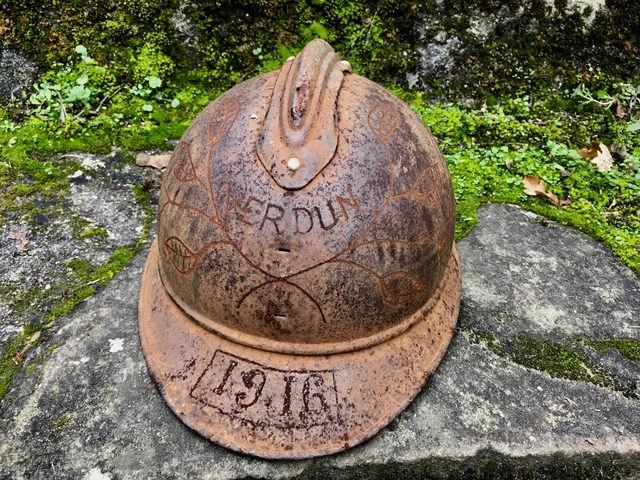 INFANTERIE. Casque Adrian Modèle 1915 En Acier Peint En Bleu Horizon Insigne Frontal De Larme
