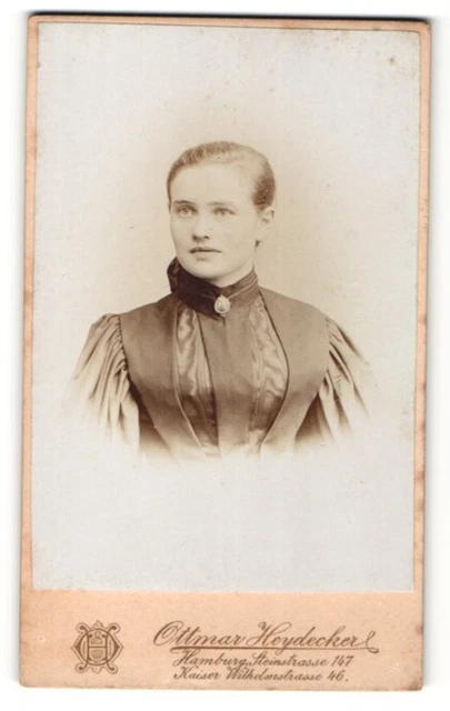 Fotografie Ottmar Heydecker, Hamburg, junge Frau im Kleid mit hohem Kragen und