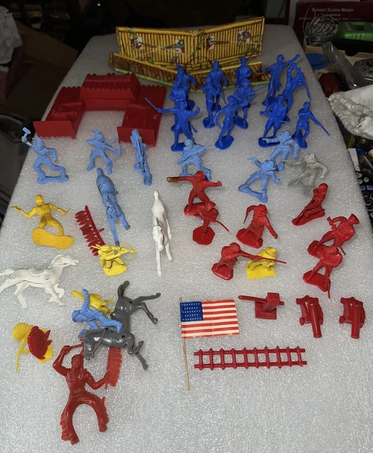 1950s Frontier FORT LARAMIE Plastic & Die Cast Cowboys Indians Horses Flag 1950s Frontier FORT LARAMIE Plastic & Die Cast Cowboys Indians Horses Flag