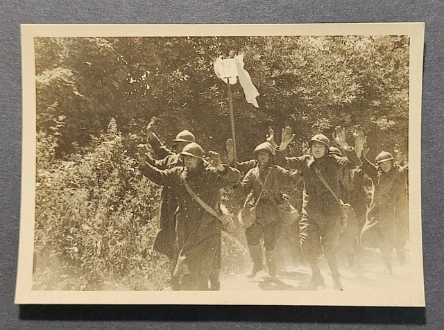 FOTO: &amp;GEFANGENE FRANZOSEN&amp;, französischer Soldaten ergeben sich ...