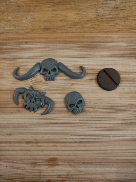 Lot Warhammer 40K Space Marines Chaos - 25 Complets + 3 Incomplets + 6 Pièces