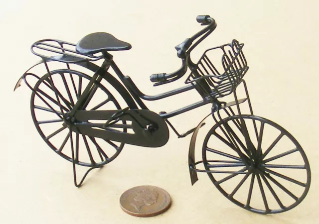 Schwarzes Metall Damen Fahrrad Mit Korb Tumdee 1:12 Maßstab Puppenhaus Garten