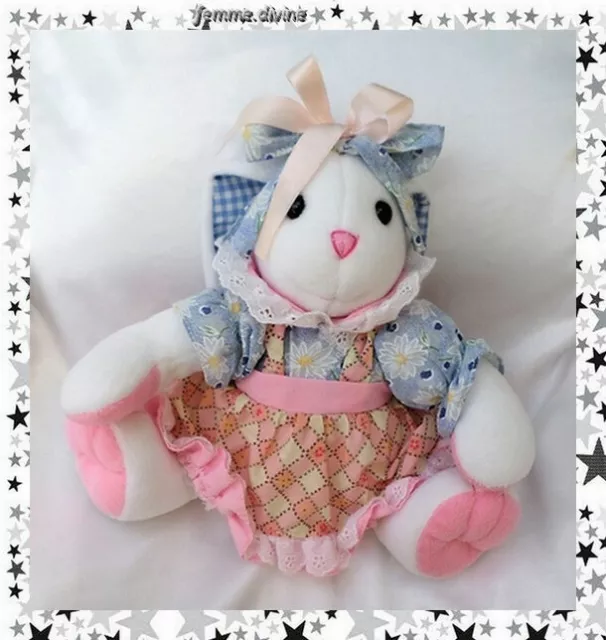 Peluche Doudou Lapin Assis Blanc Robe Fleurs Bleu Carreaux Rose Noeud Silvertoys