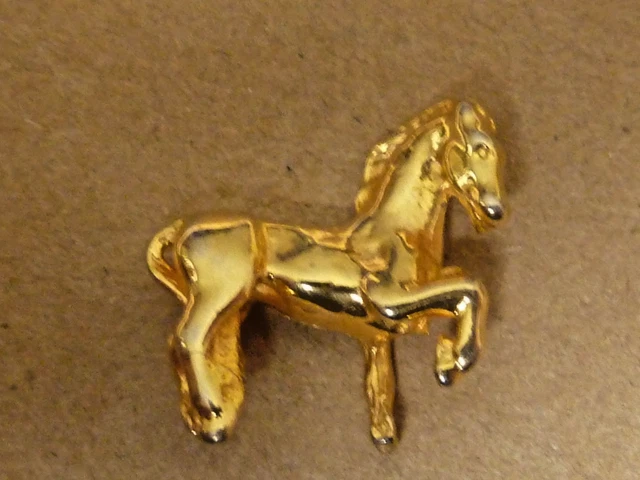 PIN'S LAPEL PINS cheval horse (+ à venir ) cheval doré EUR 5,50 - FR