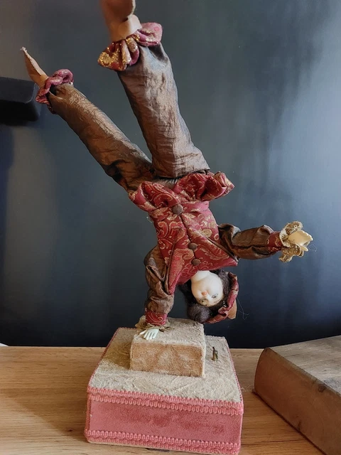 Poupée musicale, mécanique, montée sur socle Made in Greece - Vendu