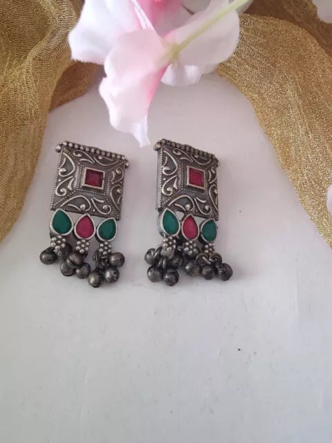 Aretes de piedra oxidada india con tachuelas de piedra ghungroo para mujer 3