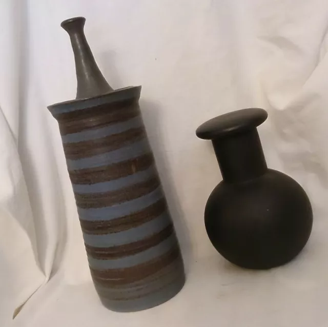 2 Korean Porcelain and Pottery Vessels