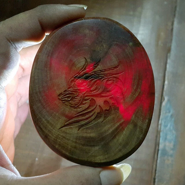 Raja Kayu traslucido taglia la lastra di Agathis rossa del Borneo scolpita...