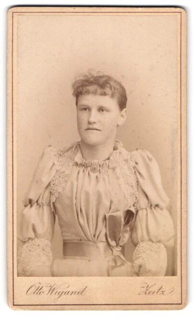 Fotografie Otto Wigand, Zeitz, Badstubenvorstadt 2, Portrait junge Dame im hübs