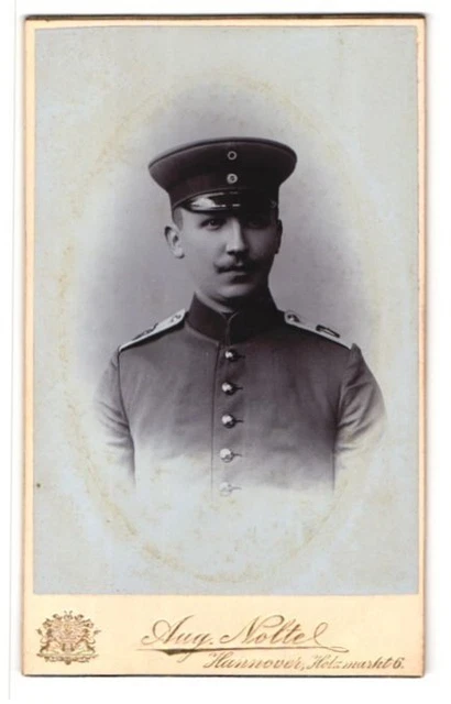 Fotografie Aug. Nolte, Hannover, Holzmarkt 6, Portrait Soldat in Uniform Rgt. 7
