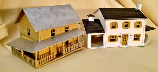 Train Set House Lot 2 Unmarked American Farm House 2 Story Garage Porch Poor.