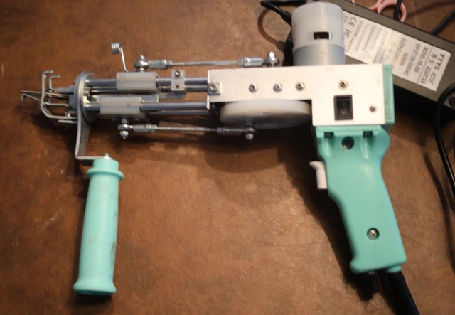 Pistola de mechones de alfombra pila de corte eléctrica alfombra máquina de tejer funciona