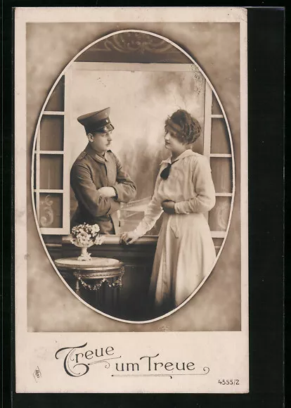 Foto-AK PFB: Treue um Treue, Soldat in Uniform und Frau 1918