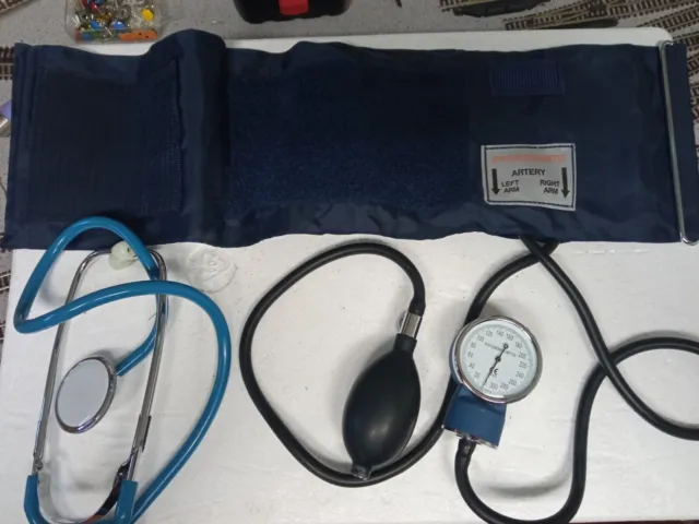 Fonendoscopio y medidor de tension arterial