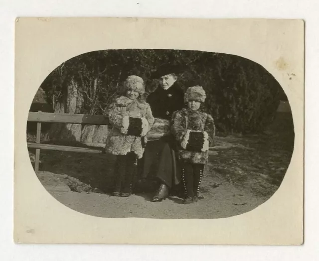 PHOTO Women's Bench Kids Garden Fur Coat Fashion circa 1900 Cold Winter