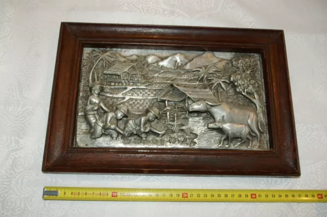 Ancien tableau cadre en métal repoussé (aluminium ?) scène paysanne avec vaches
