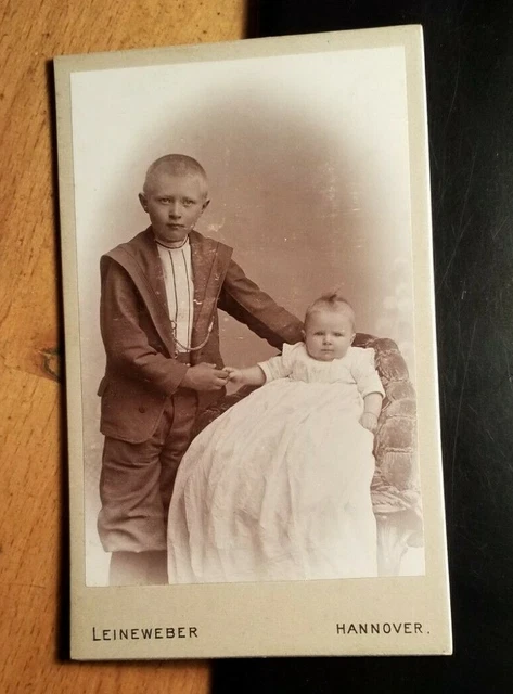2 bambini - ragazzo e bambino in abito da battesimo - battesimo / CDV Georg Leineweber Hannover