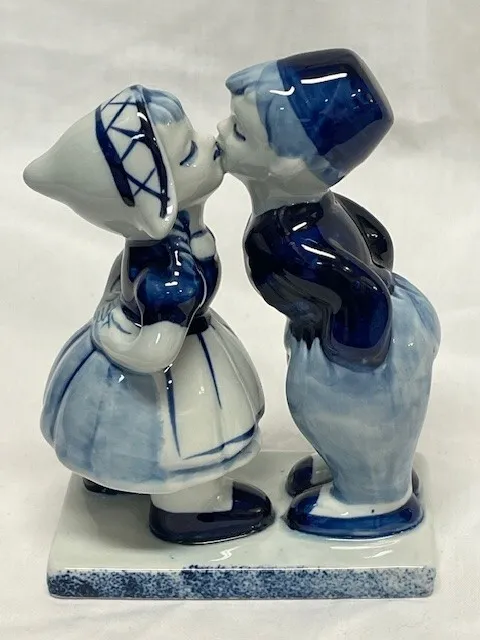 Vintage DELFTS BLAUW Boy & Girl Kissing Figurine #633 Hand Painted