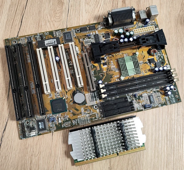 Historický PC Motherboard + CPU INTEL PENTIUM III + DIMM 64MB 90.léta