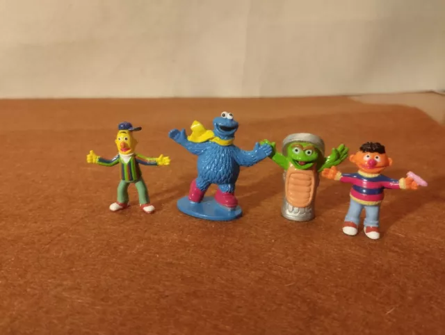 "Lote de Figuras Vintage de Barrio Sésamo:Ñ