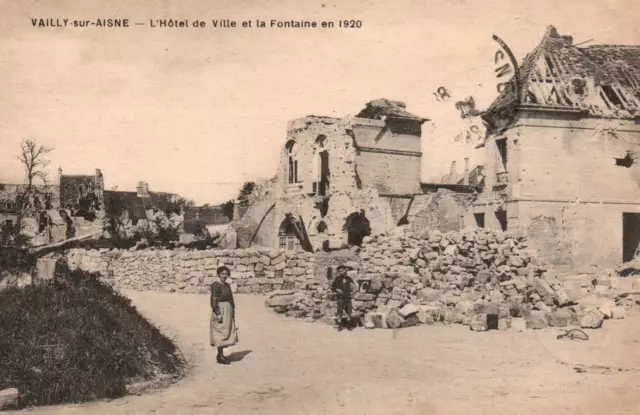 CPA 02 - VAILLY-SUR-AISNE (Aisne) - L'Hôtel de Ville et Fontaine en 1920 (animée