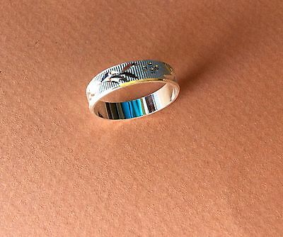 très belle bague anneau simple ouvragé argenté largeur 5 mm / la taille 60 .PA06