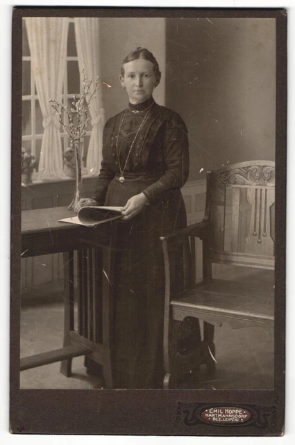Fotografie Emil Hoppe, Hartmannsdorf, Portrait elegant gekleidete Dame mit Zeit